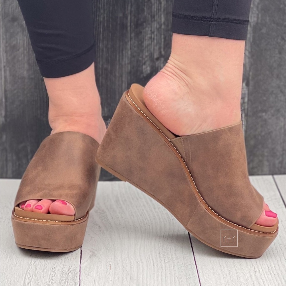 Almost Gone! Corkys Footwear Mugshot Wedge Heel in Tan Oil PU - Picture 3 of 5